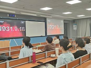 英国上市官网365第二研究生党支部组织观看《正义必胜》文艺晚会